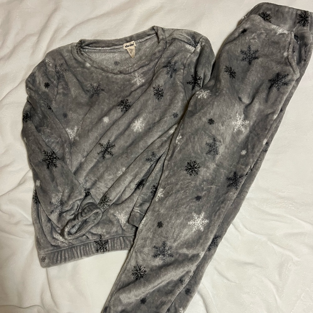 Cozy grey snowflake loungewear set size L